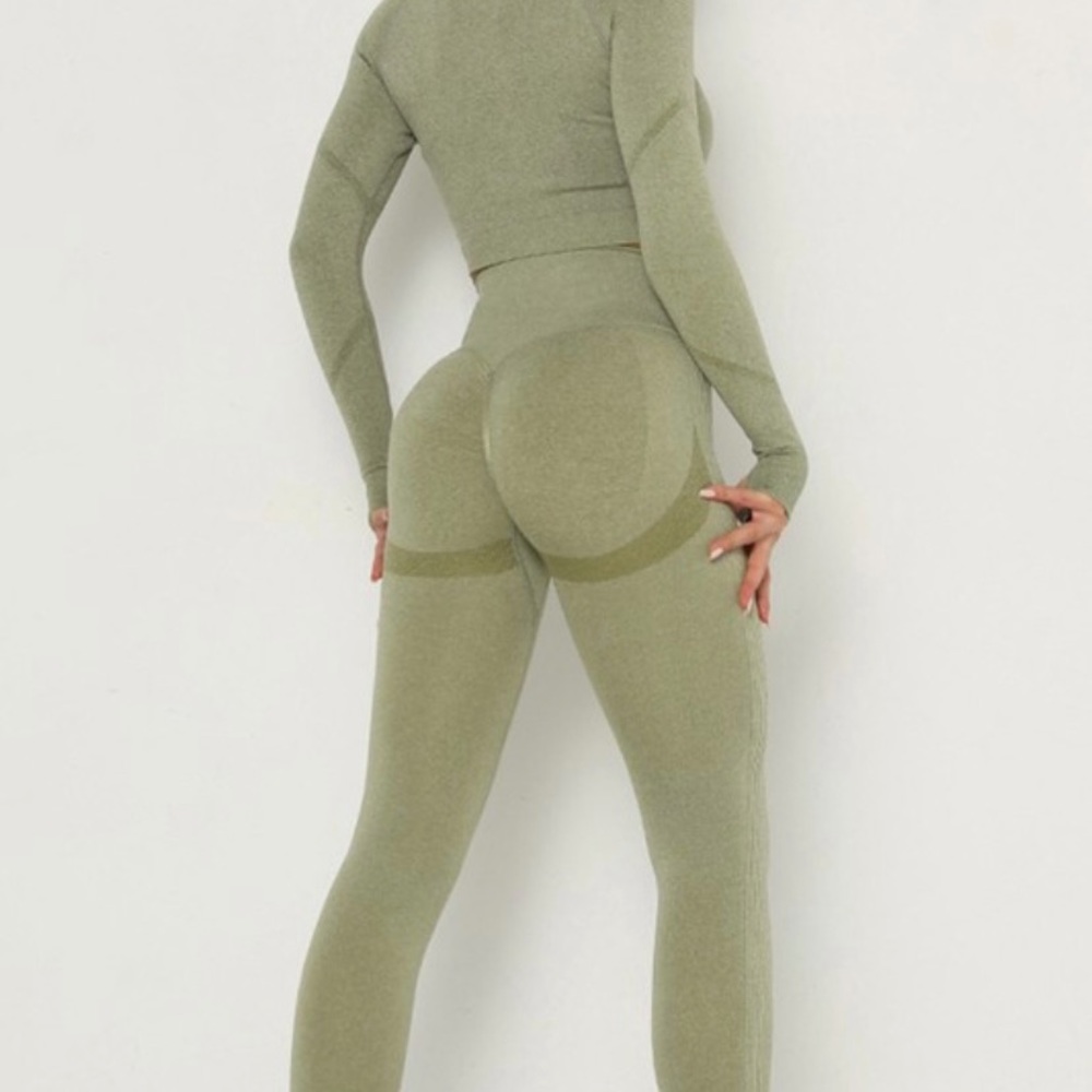 2PCs seamless stretch long sleeve scrunch bottoms Set in olive green